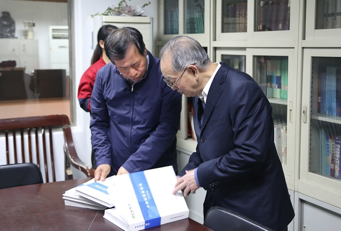 國醫(yī)大師、山西中醫(yī)學院教授王世民先生到藥都制藥集團參觀考察