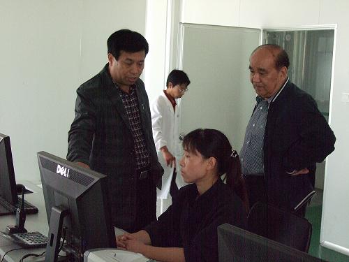 河北省醫(yī)藥行業(yè)協(xié)會(huì)會(huì)長張寶瑞來我公司調(diào)研