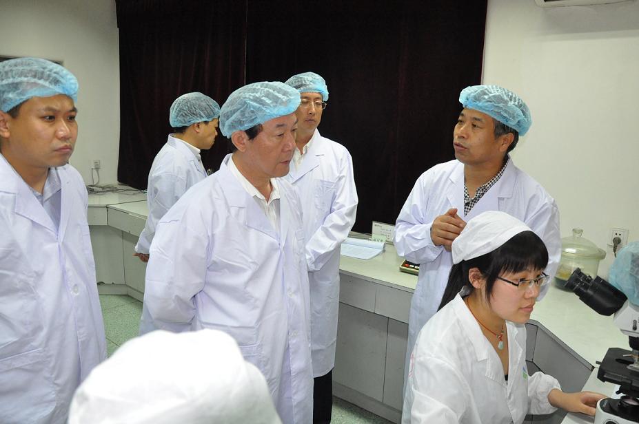 河北省科學(xué)技術(shù)廳黨組副書記、副廳長連小勇來藥都制藥集團(tuán)調(diào)研